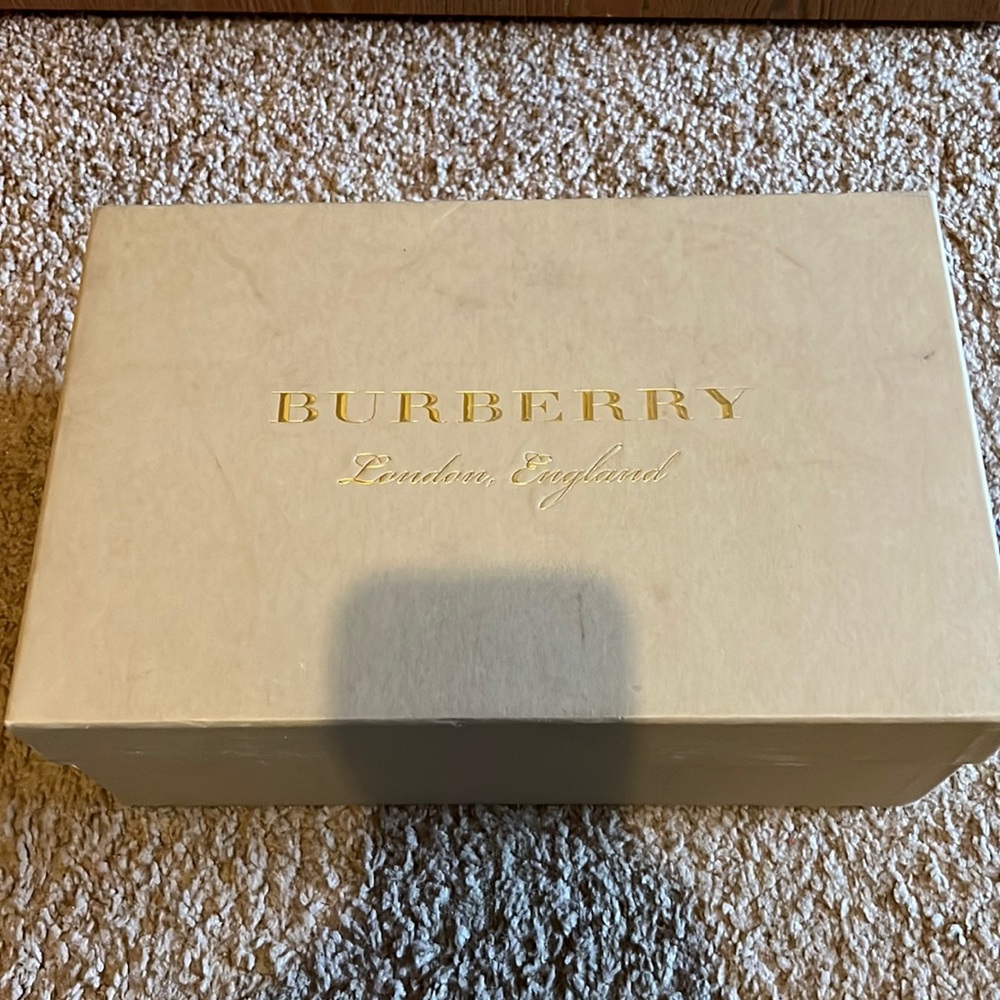 🔥🔥🔥🔥🔥 Mens Burberry canvass shoes very very nice 😊, exclusive size 11 US
